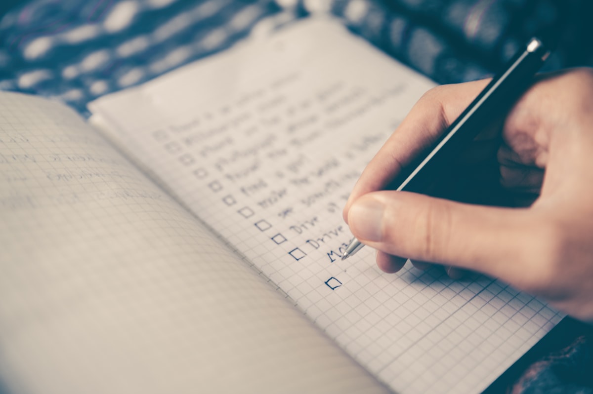 Social media scheduling application interface with content calendar view
